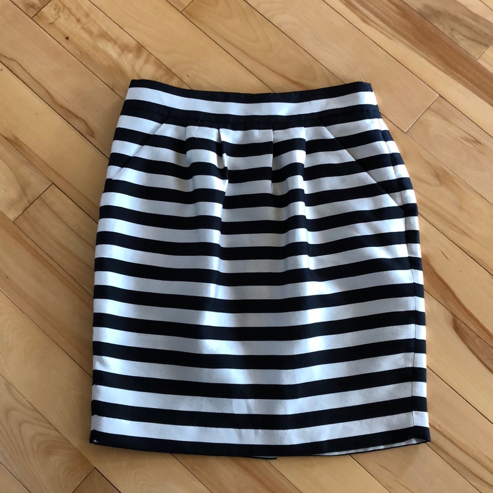 Banana Republic Skirt- has pockets!!